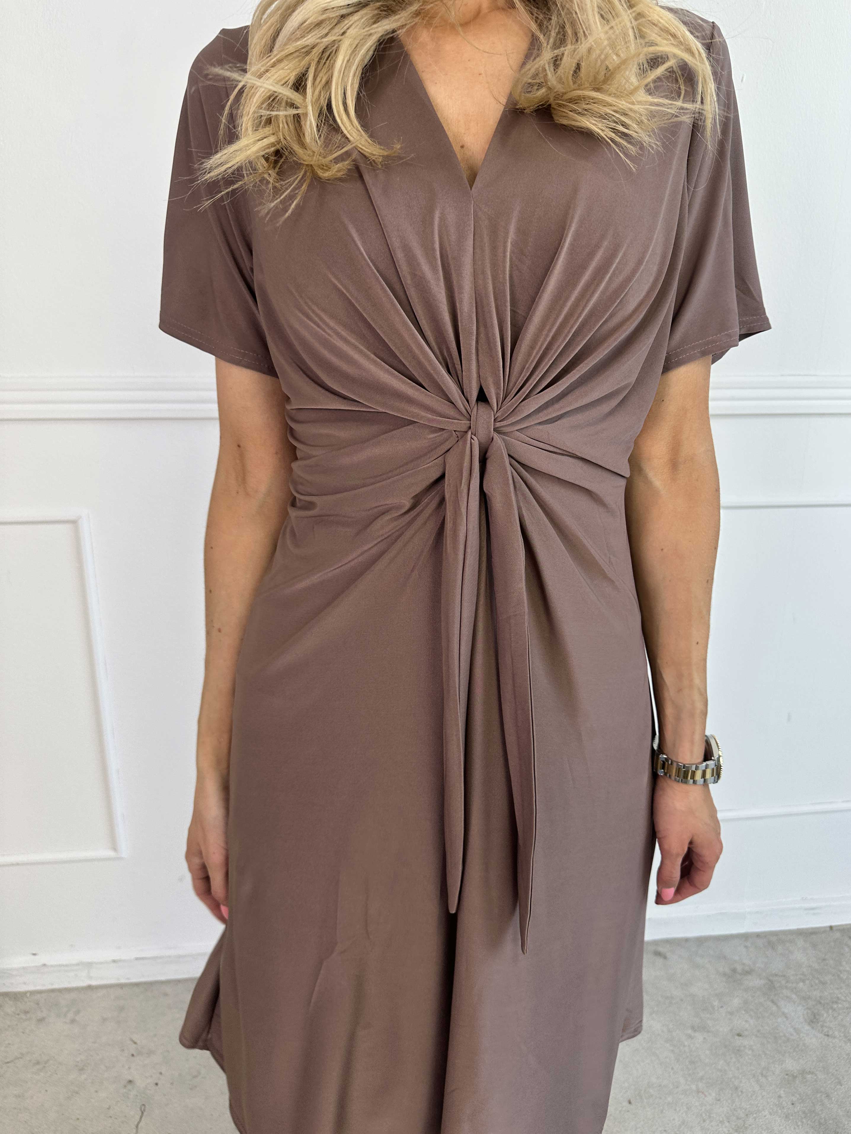 Molly Plain Short - Elastisk kjole med fin knudedetalje foran